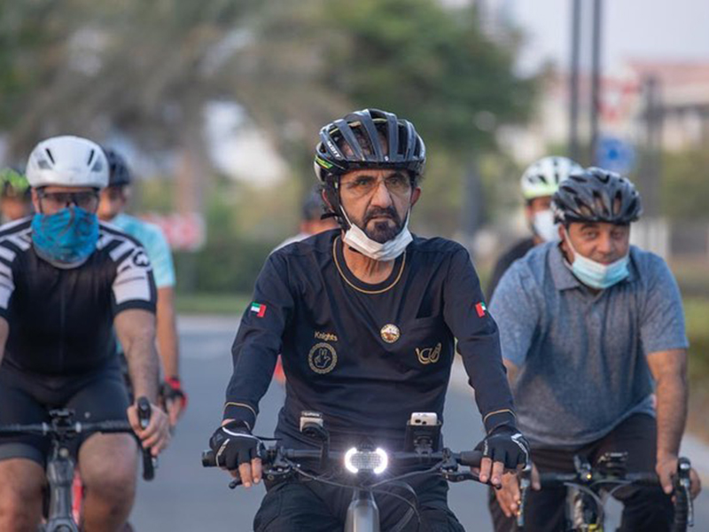 محمد بن راشد يتجول في دبي على دراجة هوائية
